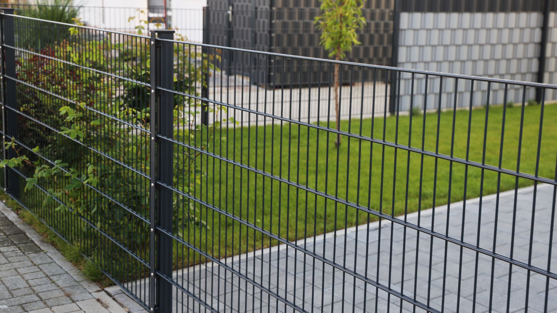 Metallzaun zum Thema Materialvielfalt von deinen Garten Profis aus dem Rhein Main Gebiet