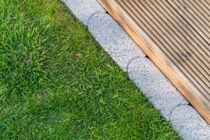 Einbau von Kantensteinen oder Rasensteinen für einen gepflegten Garten bei den Garten Profis