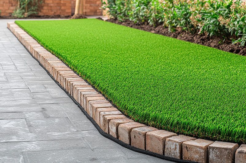 Präzise gesetzte Kantensteinen oder Rasensteinen von den Garten Profis